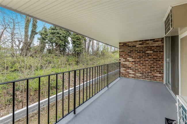 Building Photo - 914 Old Country Rd