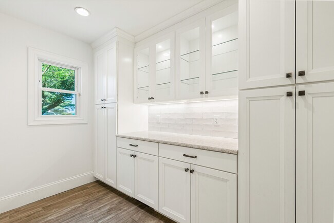 Building Photo - 30 Park Dr N