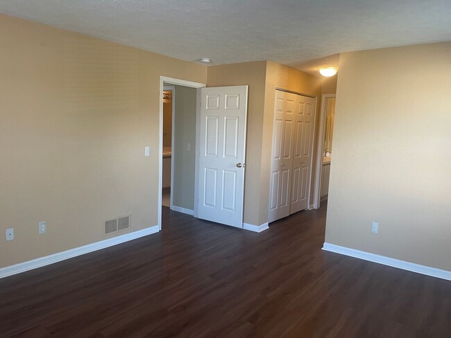 Building Photo - 2 bed 2 bath condo with garage FRESH PAINT!