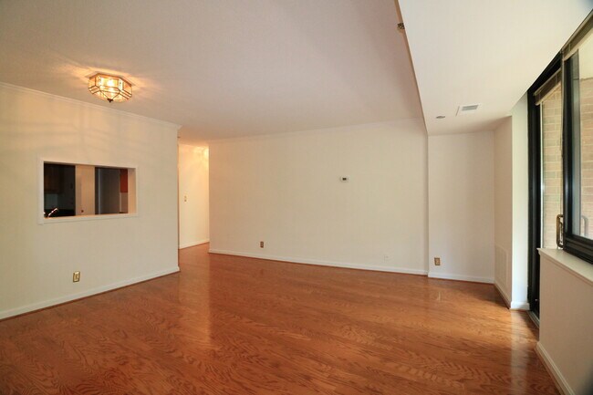 Building Photo - Classy 1/1 Convenience in Crystal City