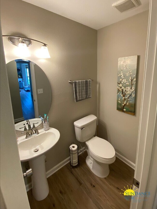 Building Photo - Spacious 3-Bedroom Home in Mary Esther Nea...