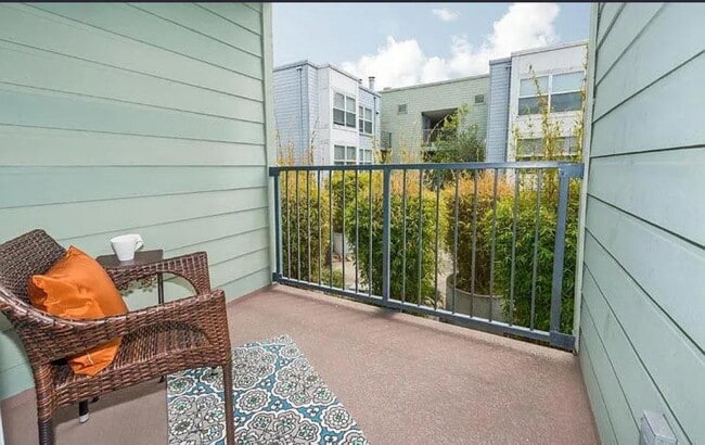 Building Photo - Lovely one bedroom, one bath condo, that has been recently updated with fresh paint.