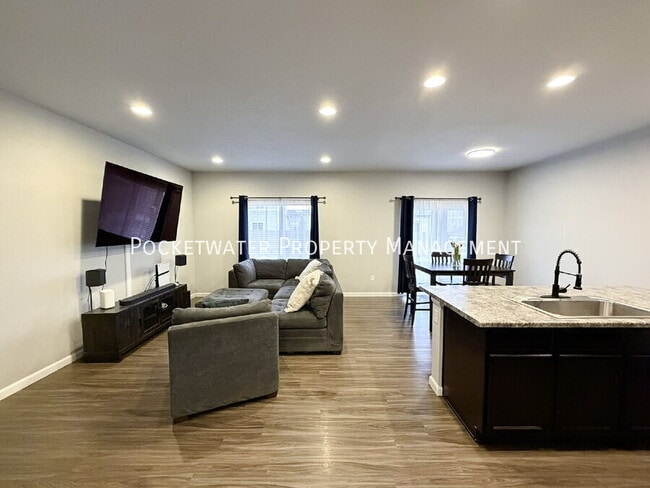 Building Photo - 1115 Sherman Dr