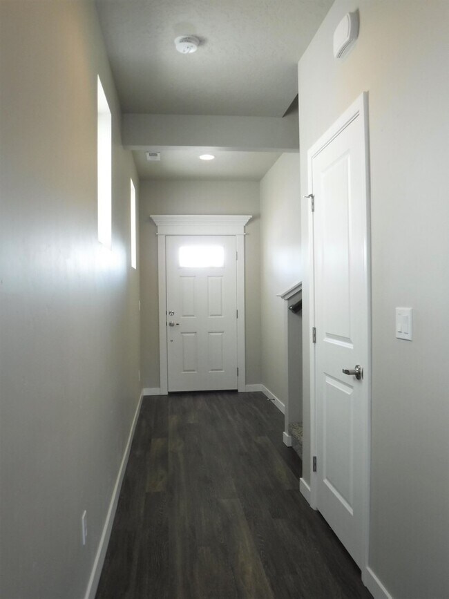 Building Photo - Beautiful and spacious 4 bed 2.5 bath home in Sovi Sub just off Eagle and Victory