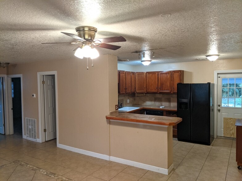 Building Photo - 2601 Bonneville Dr