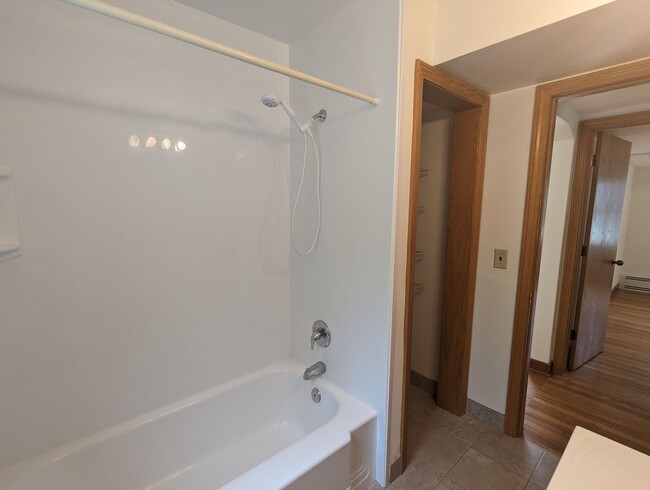 Building Photo - 2-bed 1-bath Apartment