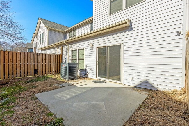 Building Photo - Fantastic like new townhouse in Suffolk