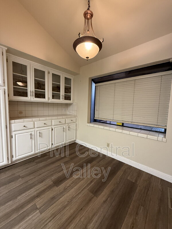 Building Photo - 1725 Edgebrook Dr