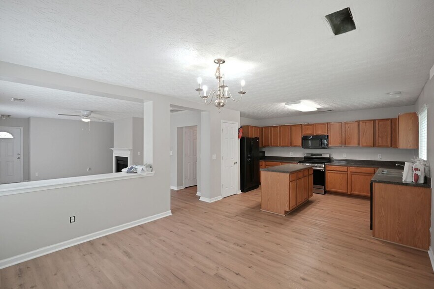Building Photo - 415 Silver Spring St