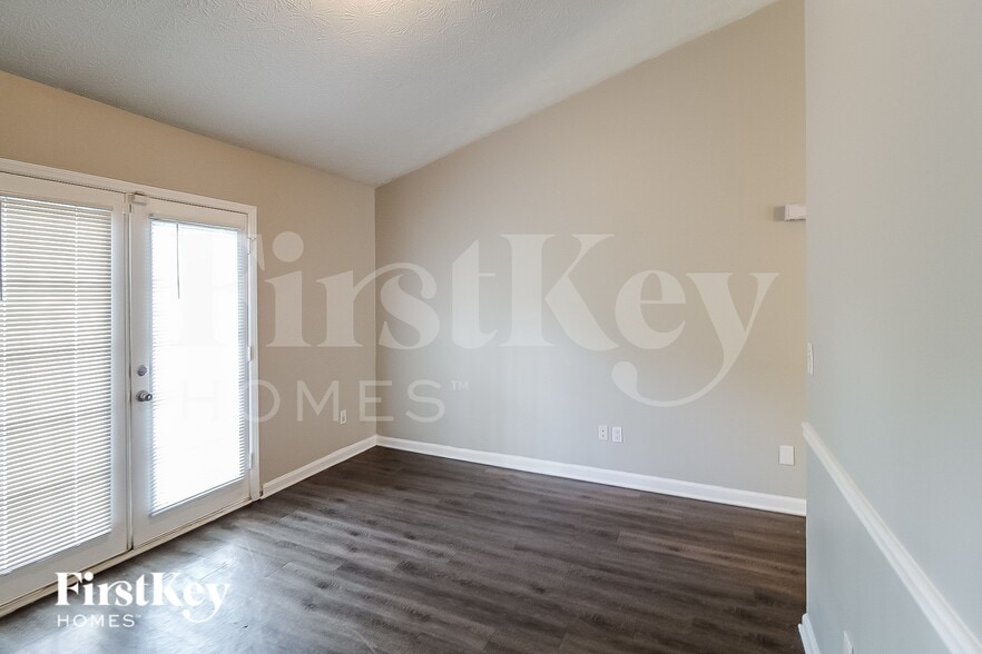 Building Photo - 8920 Woodlake Ct