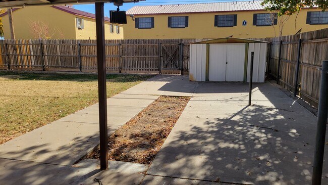 Building Photo - Leasing now! Cozy and comfortable 3/2/2 Brick Home Available for August