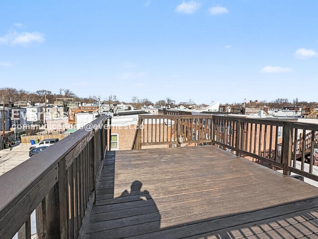 Building Photo - 4 Bed/3 Bath Townhome with In-Unit Laundry / Available Now!