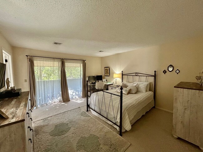 Building Photo - Gorgeous Condo in The Gated Community of T...