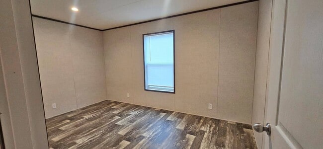 Building Photo - 2128 S Riverside Dr