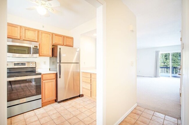 Building Photo - 10 Oak Ridge Dr