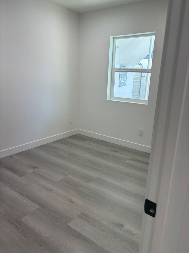 Building Photo - 1219-1223 S Lake St