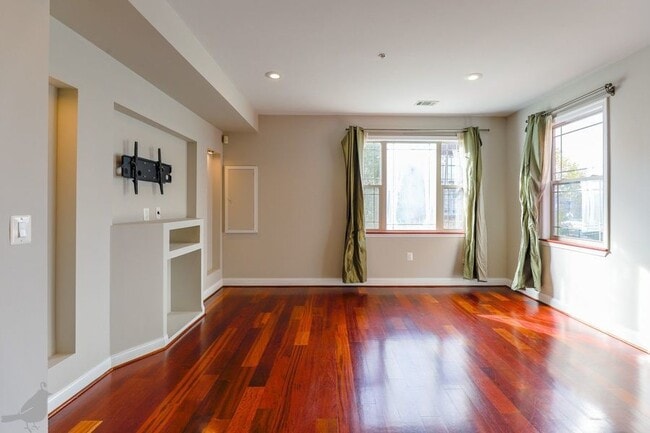 Building Photo - 3573 Warder St NW