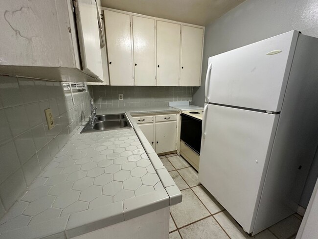 Building Photo - Old Town duplex right by Leon High!!!