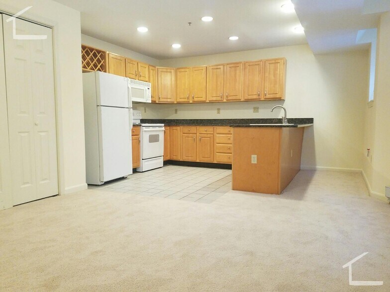 Building Photo - 117 Park Dr