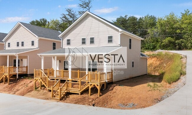 Building Photo - 5 Rolos Wy