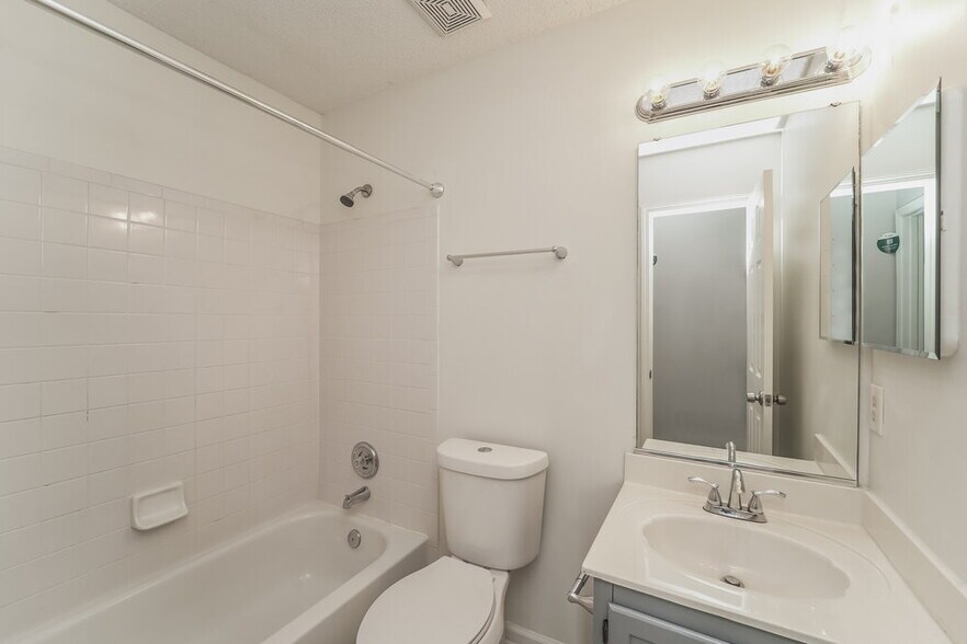 Building Photo - 5727 Hedgecrest Pl