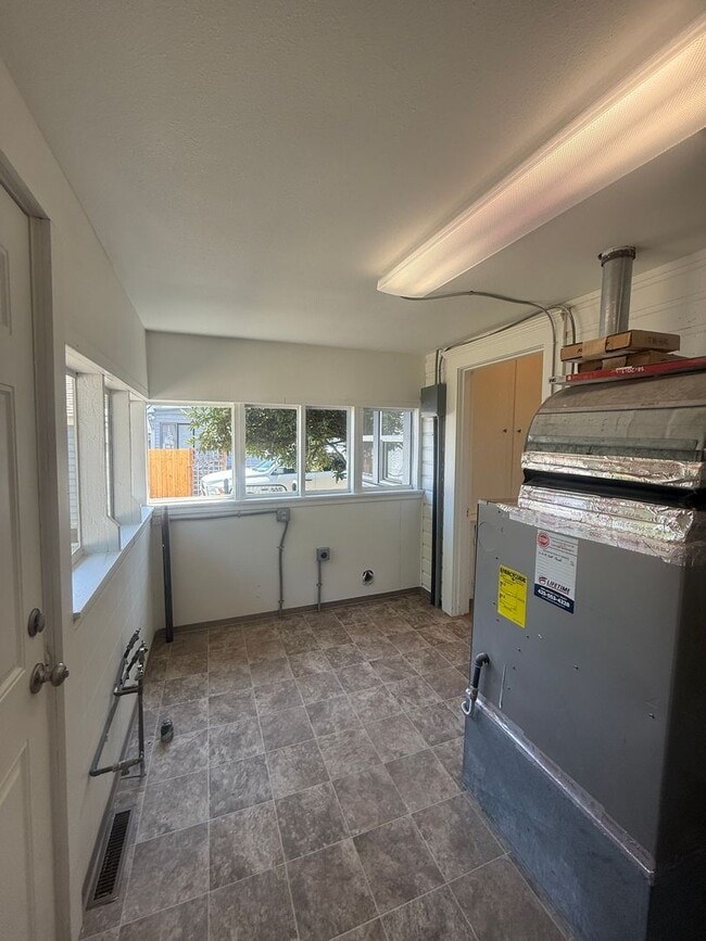 Building Photo - 3 Bed 1 Bath Newly Remodeled Pet Free Home...