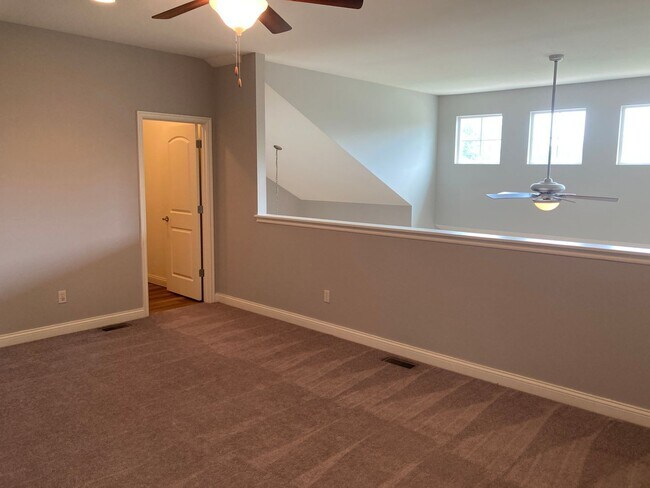 Building Photo - Bright 3BR Townhome with Bonus Room - Available NOW!