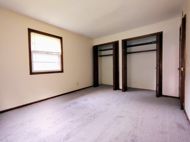 Building Photo - 664 E 12th St