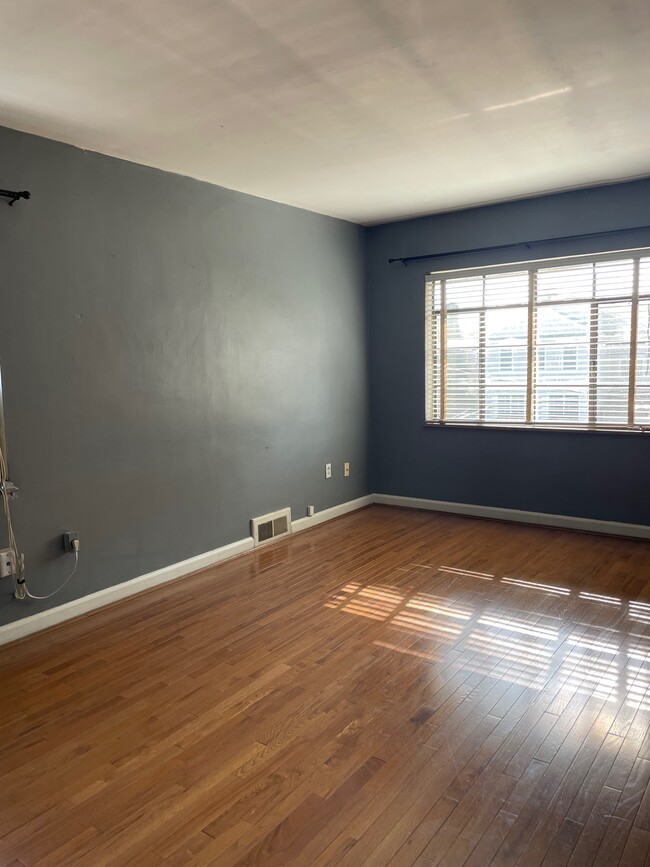 Large living room with lots of natural light - 814 Ellison Ave