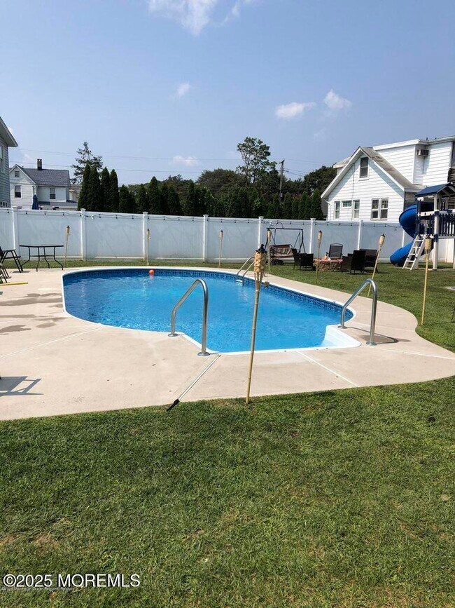 Building Photo - 317 Roosevelt Ave