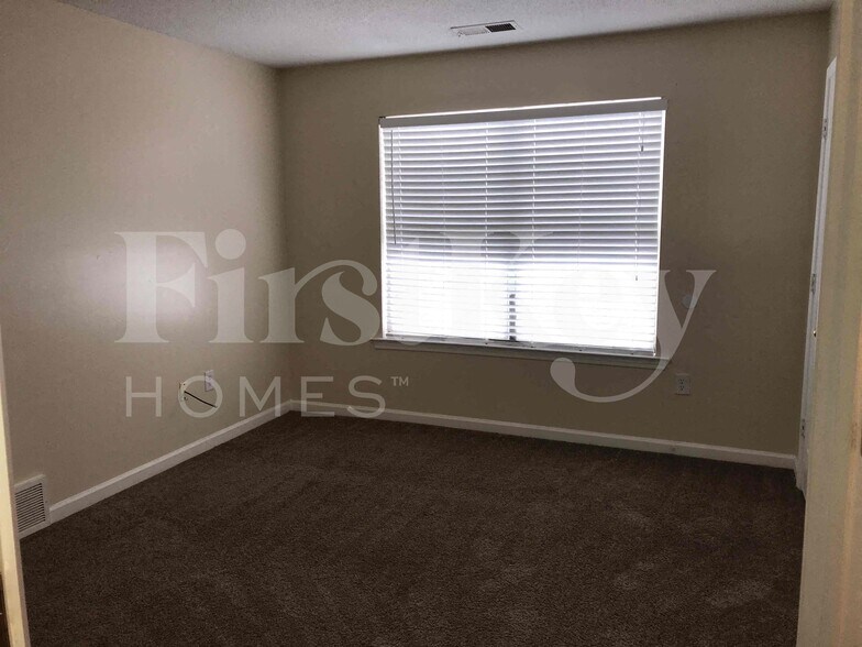 Building Photo - 7142 Queens Crown Ct