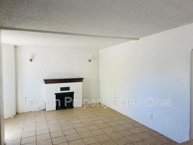 Building Photo - 443 E Delano St