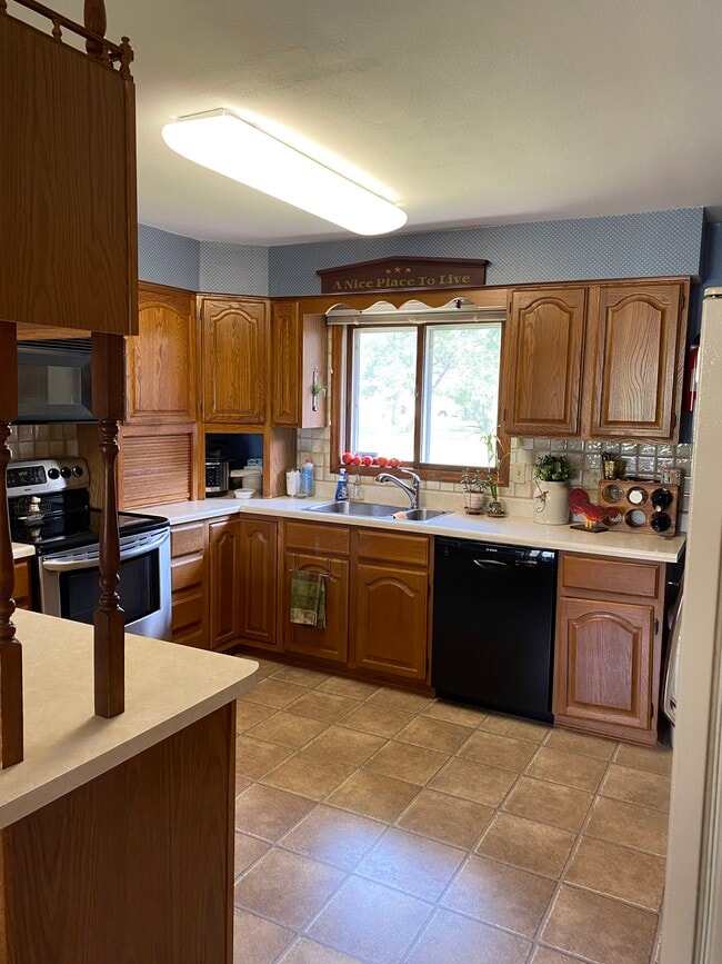 All appliance included - 210 Elm Ave S