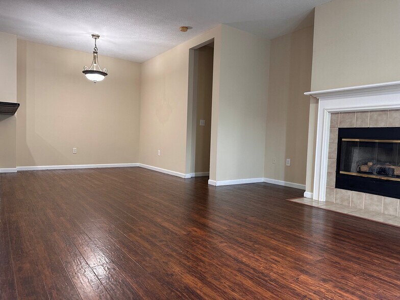 Building Photo - 7545 Mansion Cir