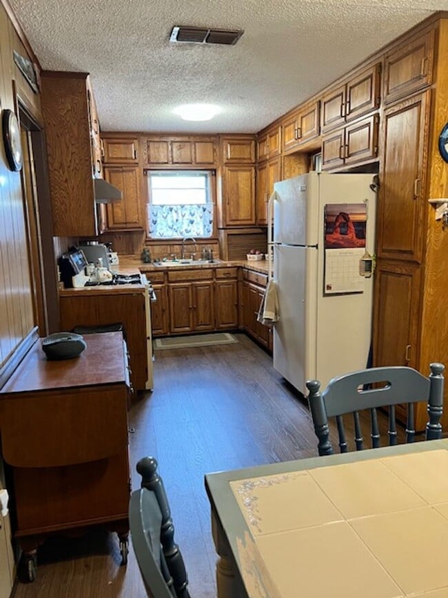 Building Photo - 301 W Main St