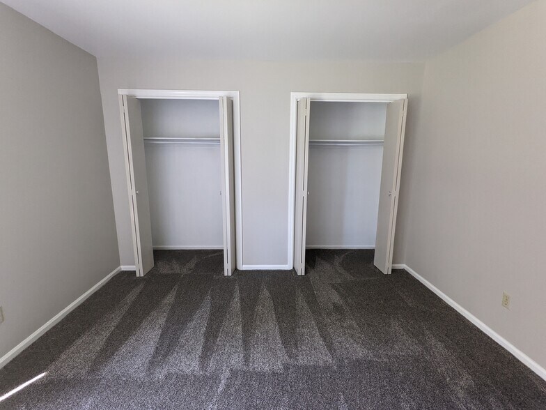 Bedroom 1 - closets - 4798 Moreland Dr W