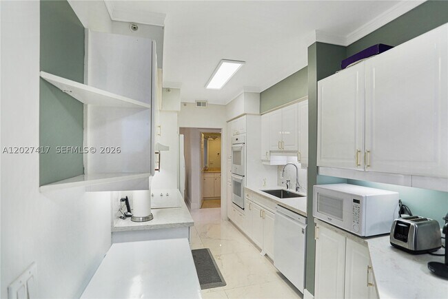 Building Photo - 4775 Collins Ave