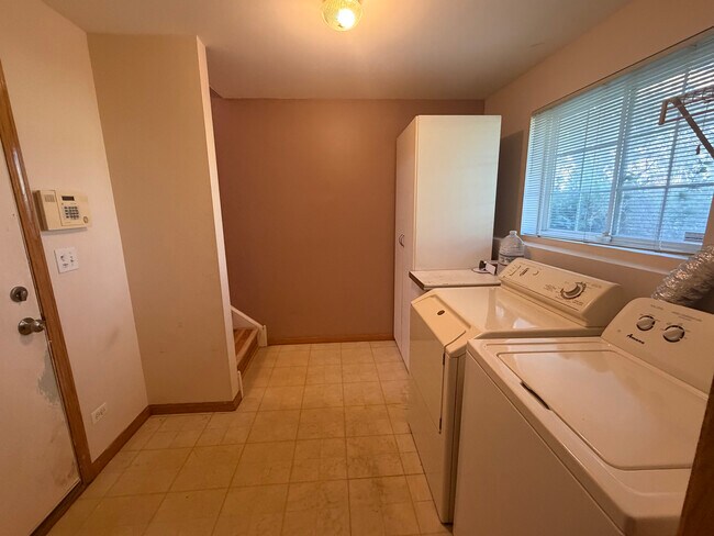 Building Photo - 211 Monarch Dr