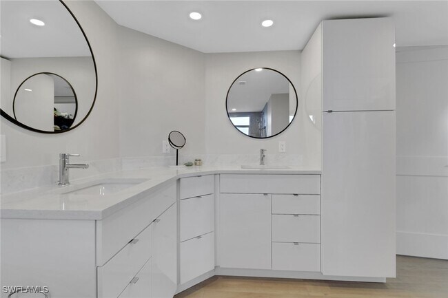 Building Photo - 12945 Vanderbilt Dr