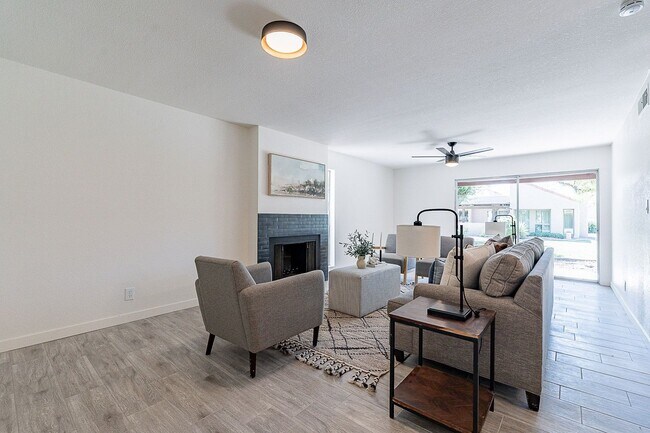 Building Photo - Live in luxury in this Scottsdale condo!