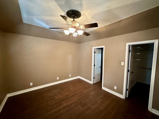 Building Photo - AVAILABLE NOW!