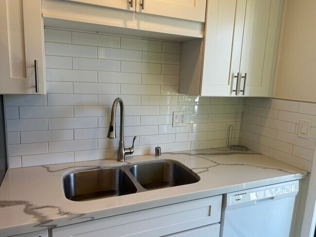 Building Photo - 3445 Carmona Ave