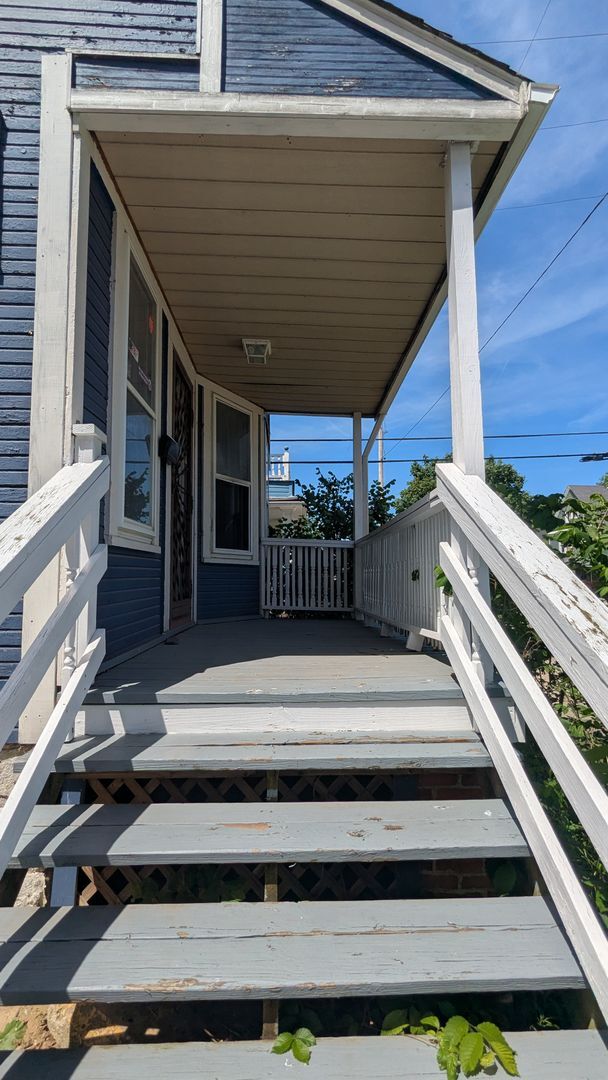 Building Photo - Discover this three-bedroom, one-bath home in Cleveland