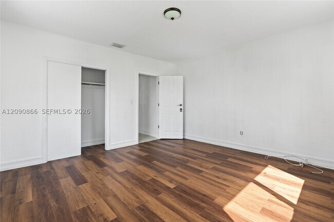 Building Photo - 580 Lee Dr