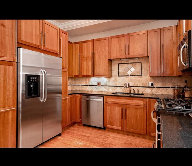 Building Photo - 220 E Deshler Ave