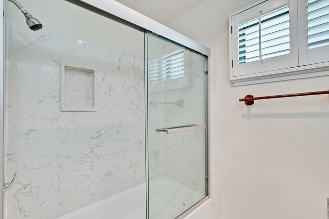 Building Photo - 1st floor corner unit - In Door Laundry- Easy Access to 880 and 237