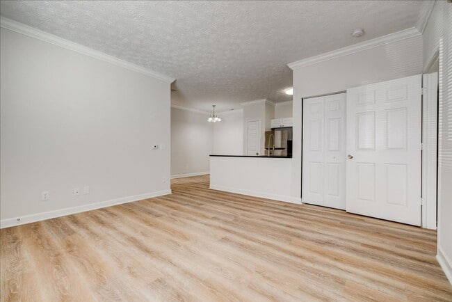 Building Photo - Evansville, IN**** Crown Moulding**** 2 Be...