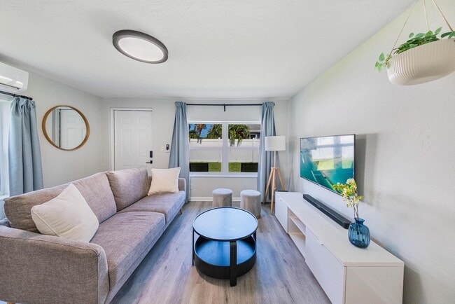 Building Photo - 717 SW 2nd Ct