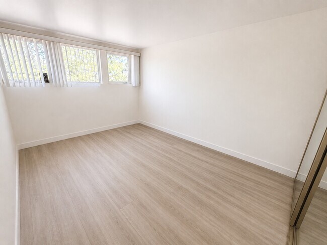 Building Photo - 5557 S Harper Ave