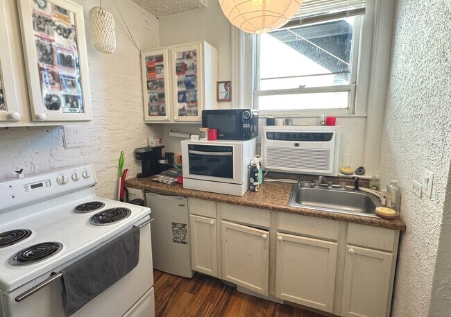 Building Photo - 2800 N Pine Grove Ave